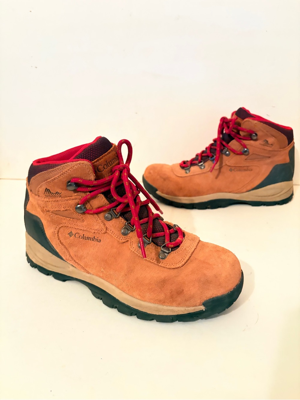 Columbia Newton Ridge Tan Suede Red Laces Hiking Boots
